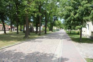 Ferienwohnung auf dem Feldsteinsteinhof - Groß-Ziethen - Straße in das Steinschläger- und Hugenottendorf 