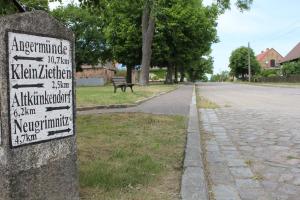 Ferienwohnung auf dem Feldsteinsteinhof - Wegmarken zu den Dörfern der Umgebung